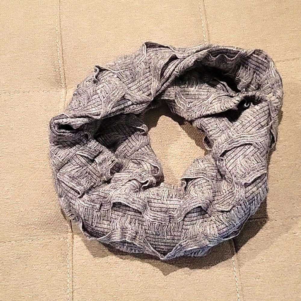 NWOT Gray infinity winter scarf.